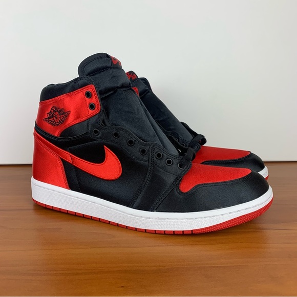 Nike Air Jordan 1 Retro High OG Satin Bred 2023